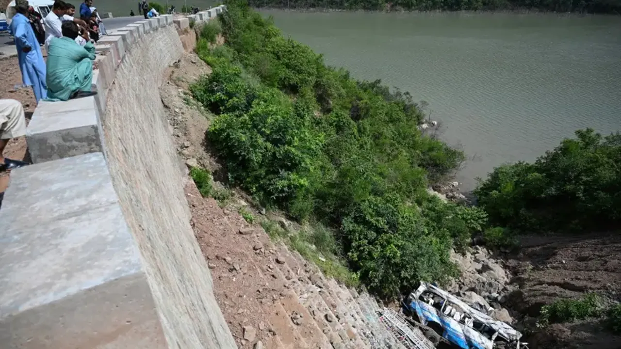 Pakistan'da feci kaza: Otobüs uçuruma yuvarlandı, 40 kişi öldü