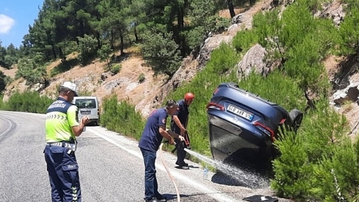Balıkesir'de feci kaza! Otomobil TIR'a çarparak şarampole devrildi