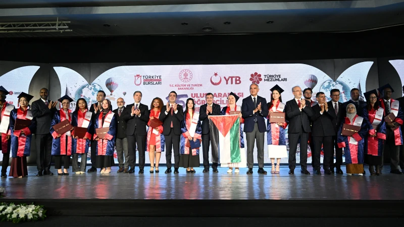 YTB’den gönül köprüleri kuran mezuniyet töreni: 2 bin 800 öğrenci daha Türkiye mezunu oldu