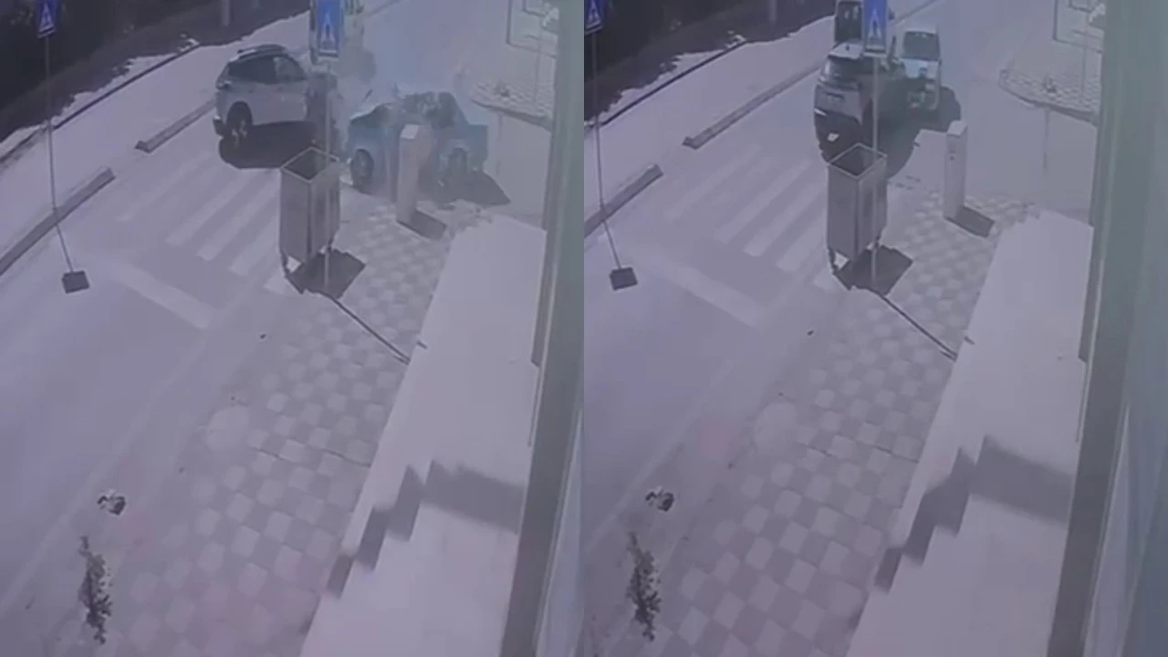 Karşı şeride geçen otomobilin ciple çarpıştığı kaza kamerada: 3 yaralı
