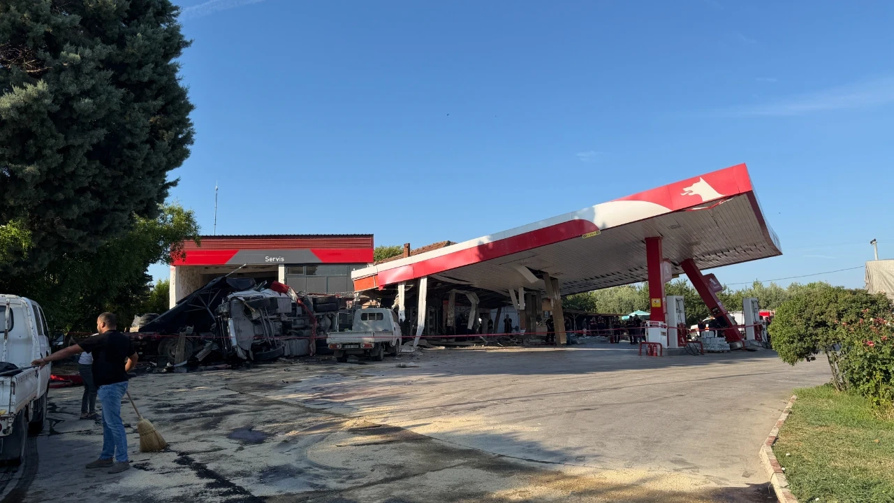 Kontrolden çıkan tır istasyona daldı: Marketteki müşteri yaşamını yitirdi