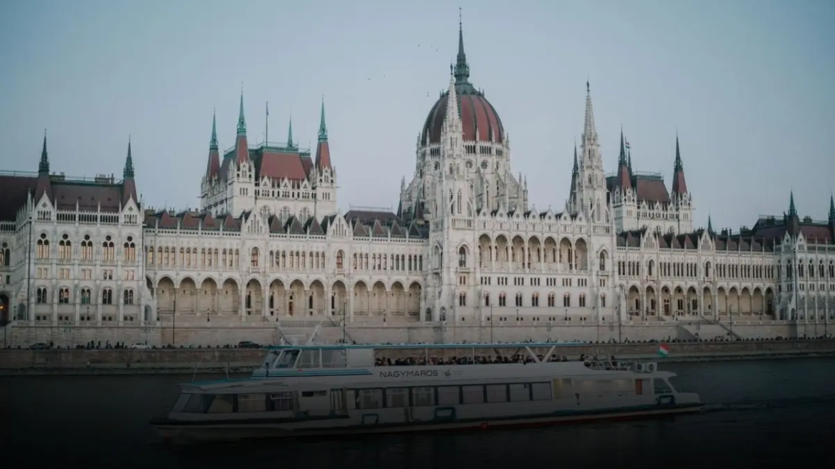 Orban'ın partisi sarayı kuşattı: Eski Cumhurbaşkanı Ader'den "Hukukun üstünlüğü bitti" çıkışı