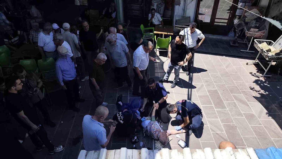 Kalp krizinden ölen arkadaşının cenazesinde kalp krizi geçirdi
