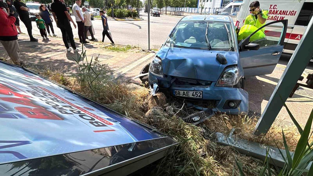 Aksaray'da otomobil kaldırıma çıktı: 2 yaralı