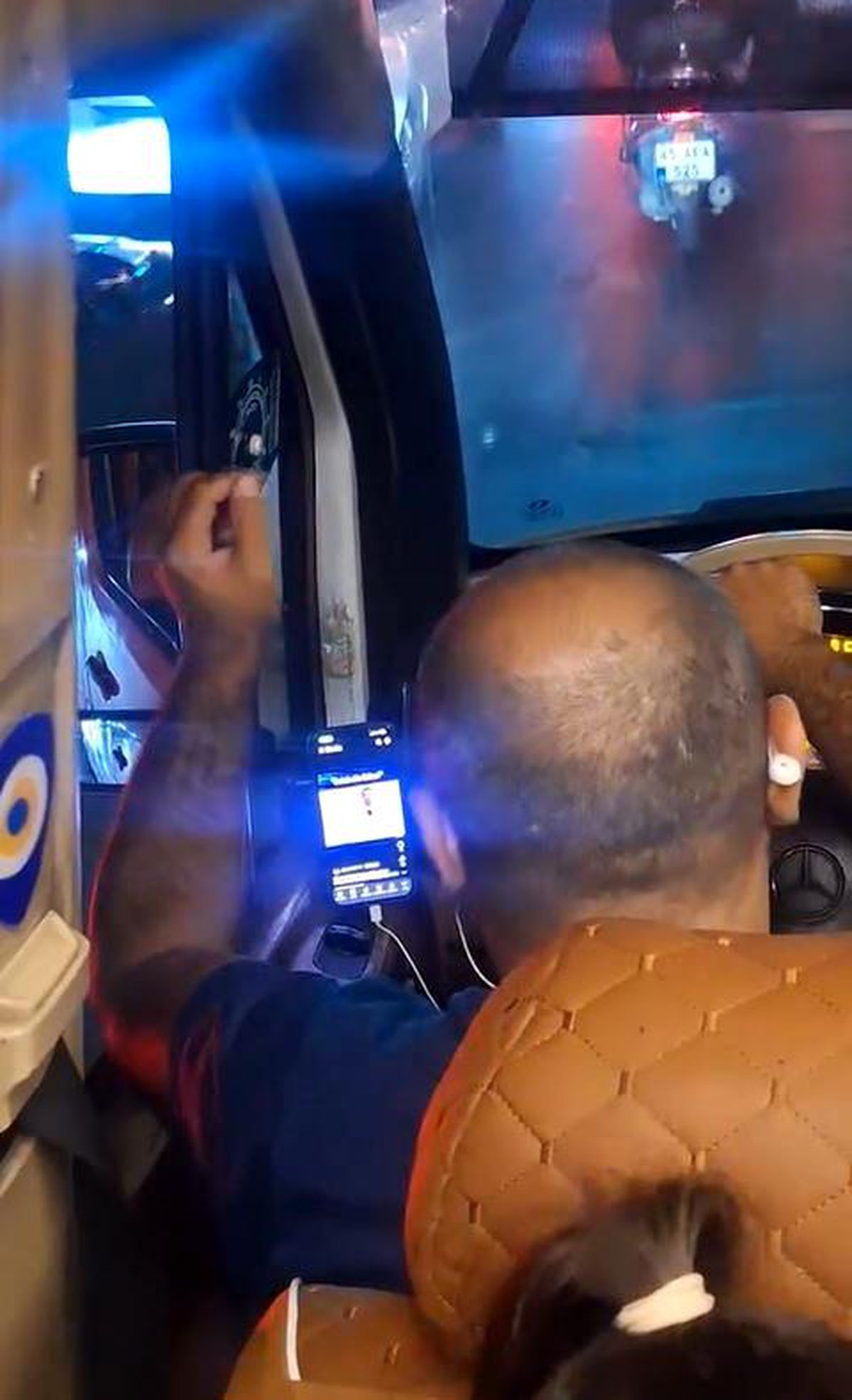 Esenyurt'ta minibüs şoförünün seyir halindeyken video izlediği anlar kamerada