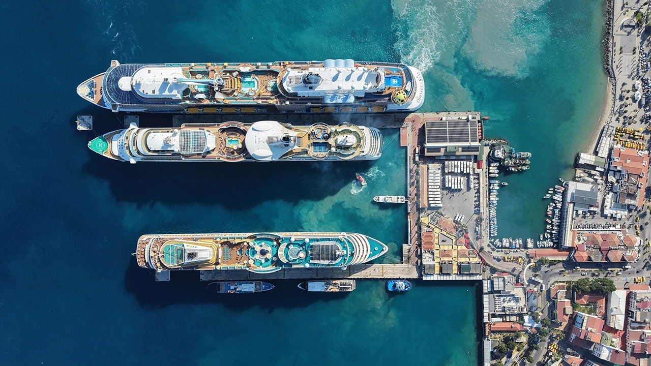 Kuşadası’na dev turist akını! 3 kruvaziyerle 10 bin 500 yolcu geldi