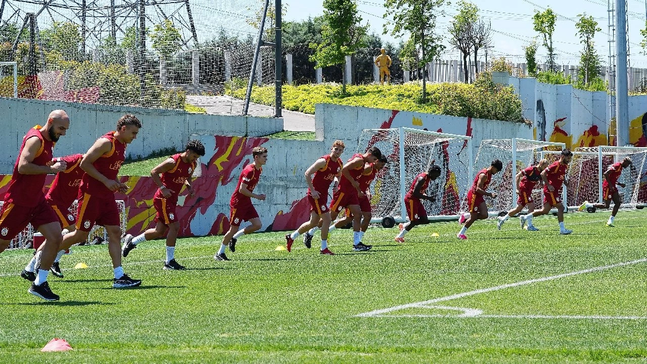 Okan Buruk bir an önce gitmesini isterken Galatasaray'a geldi