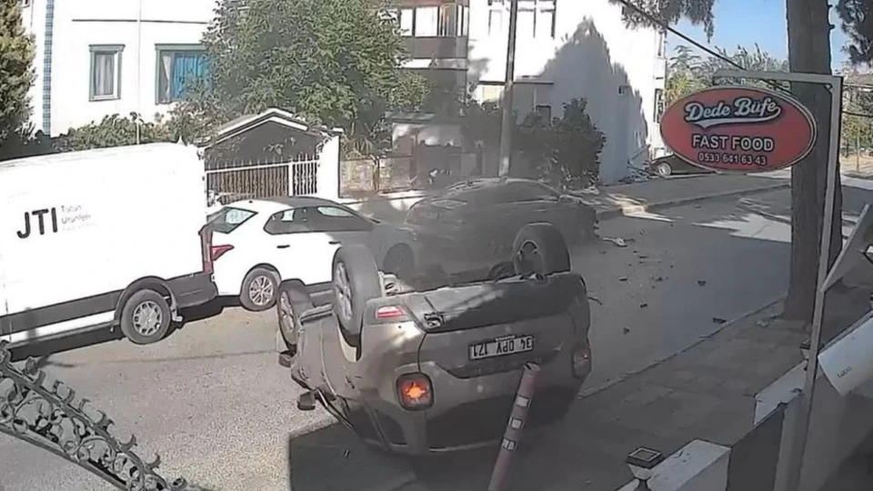 Büyükçekmece'de park halindeki araca çarpan otomobil kamerada