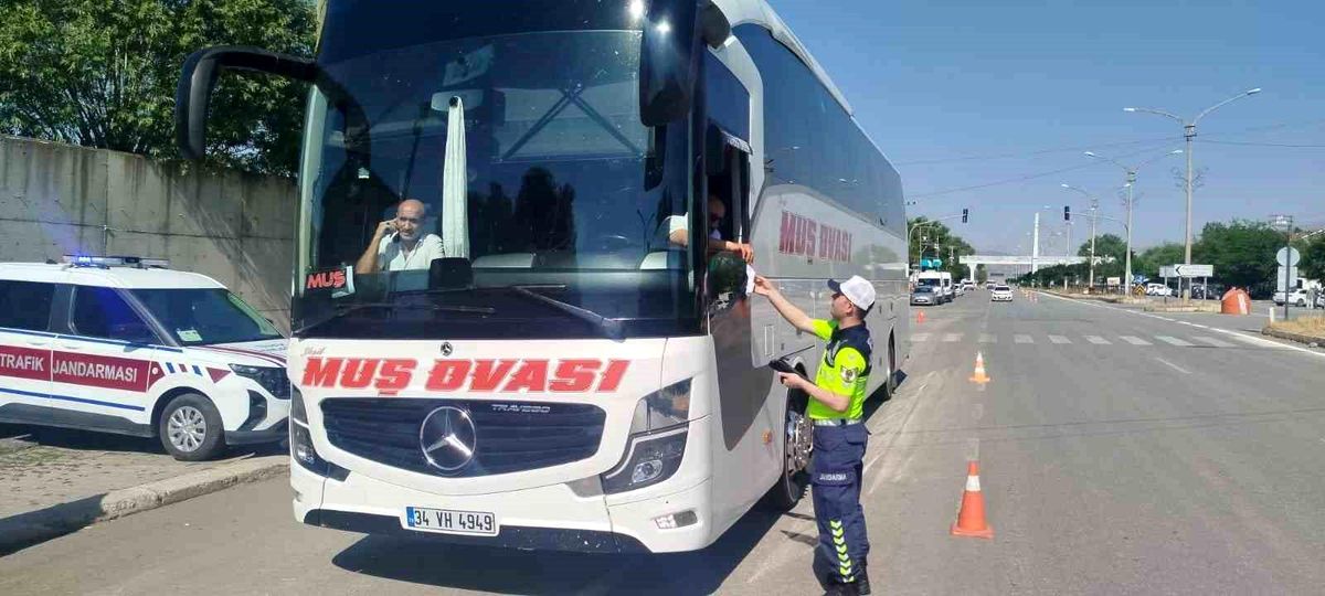 Muş'ta jandarmadan şehirlerarası yolcu otobüslerine sıkı denetim