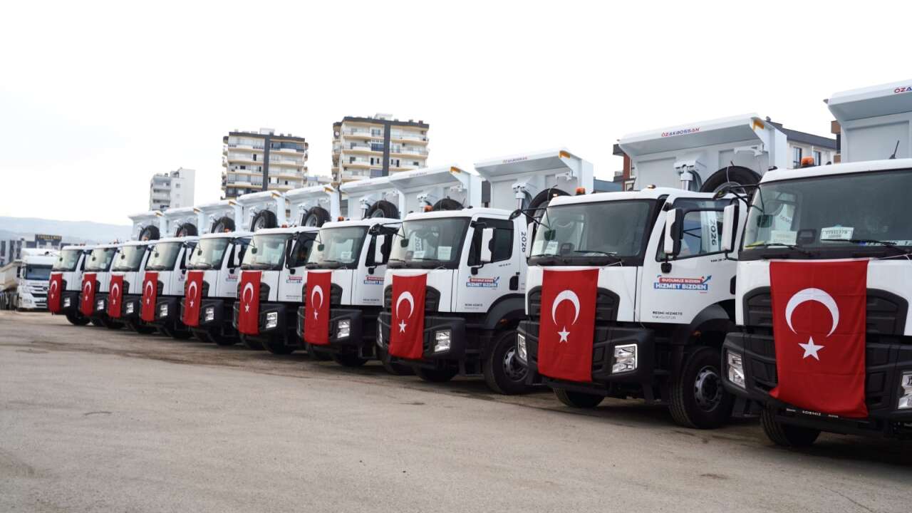 Erdemli Belediyesi hizmet filosunu güçlendiriyor: 10 yeni kamyon hizmete girdi