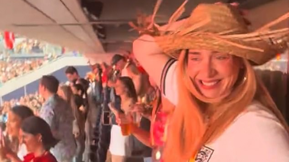 Adele Latin Amerikalı şarkıcı Bad Bunny konserinde coştu