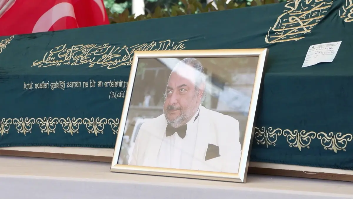 Reha Muhtar son yolculuğuna uğurlandı! Duygusal anlar: "Dünya ile bağını koparmış"