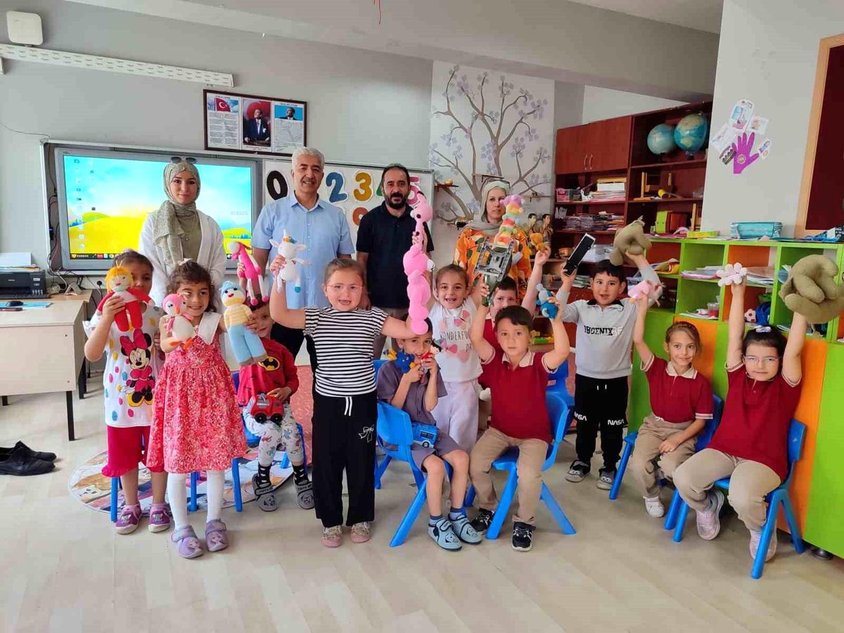Öğrenci, veli ve öğretmen iş birliğiyle atık ipler rengârenk oyuncaklara dönüştü