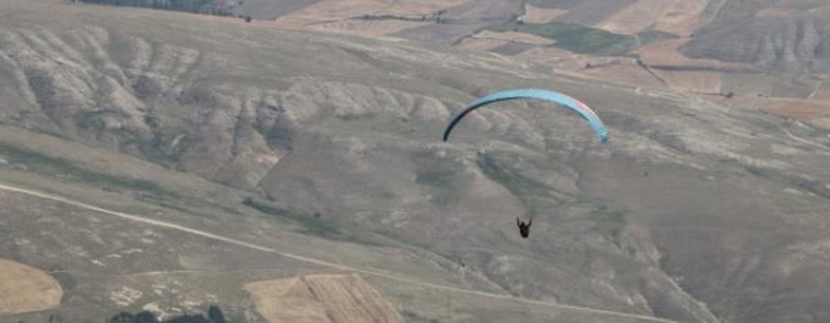Kayalıklara düşen yamaç paraşütü pilotu öldü