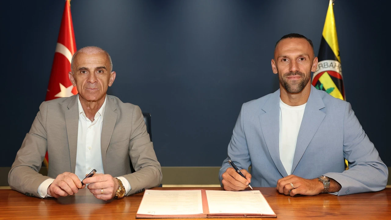 Vedat Muric, Fenerbahçe'de! 3 yıllık sözleşmeye imza attı