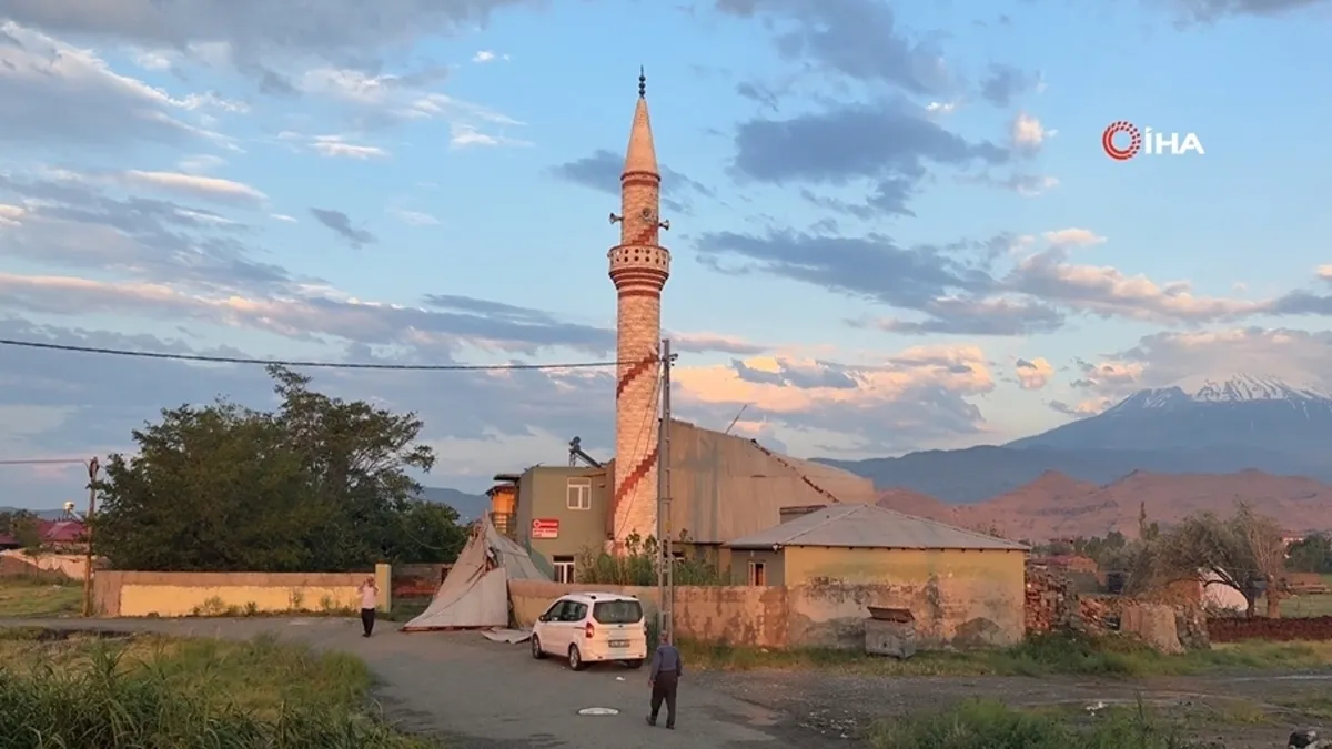 Iğdır'da fırtınada caminin çatısı uçtu
