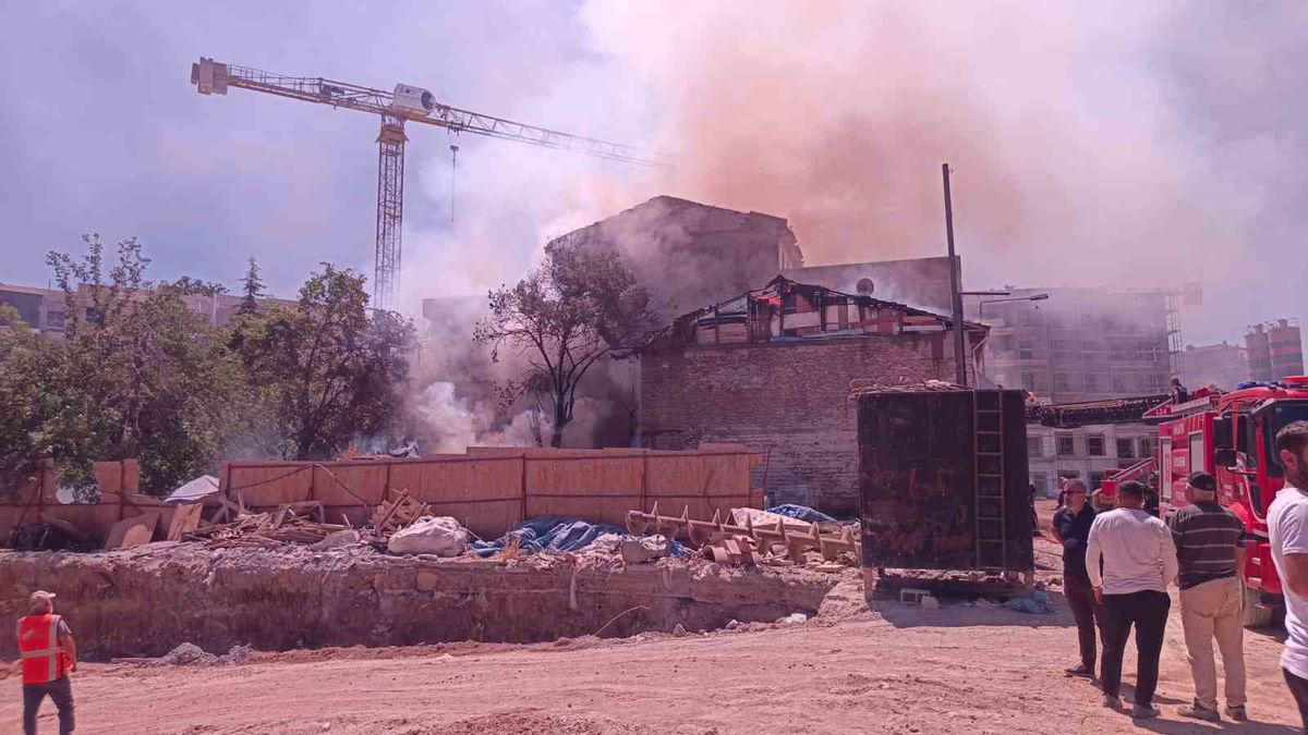 Malatya'da ev yangını: Maddi hasar var