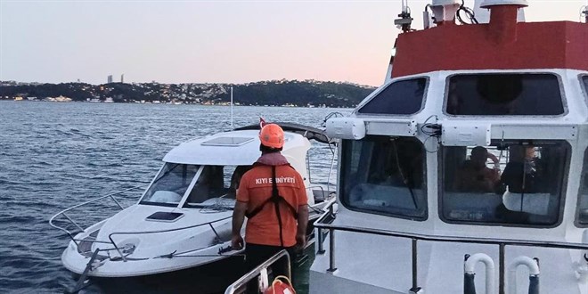 Sarıyer açıklarında su alan teknedeki 2 kişi kurtarıldı