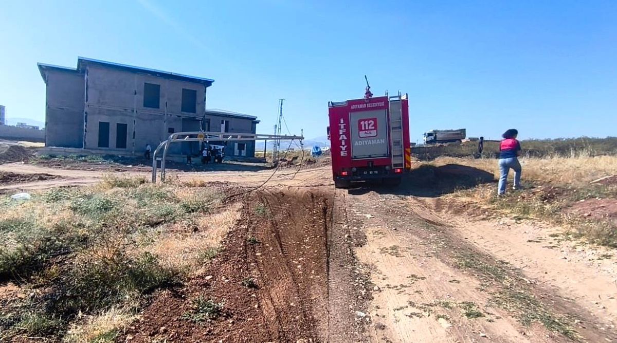 Hafriyat kamyonu elektrik tellerini kopardı