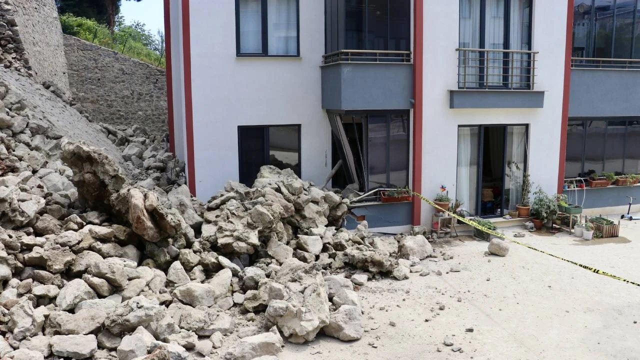 Trabzon'da istinat duvarı çöktü: 2 dairede hasar var