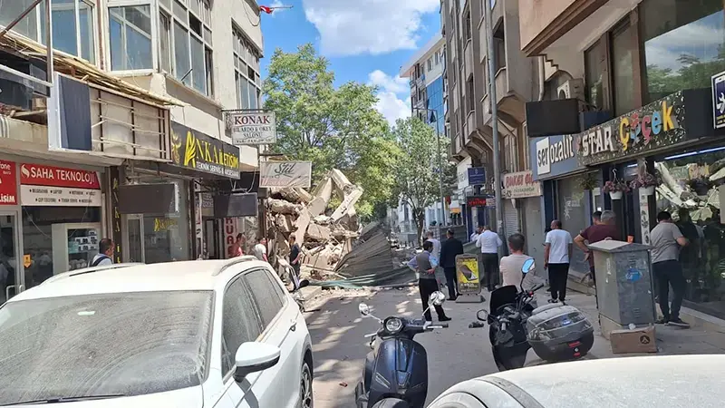 Yıkımı yapılan 9 katlı binada çökme meydana geldi
