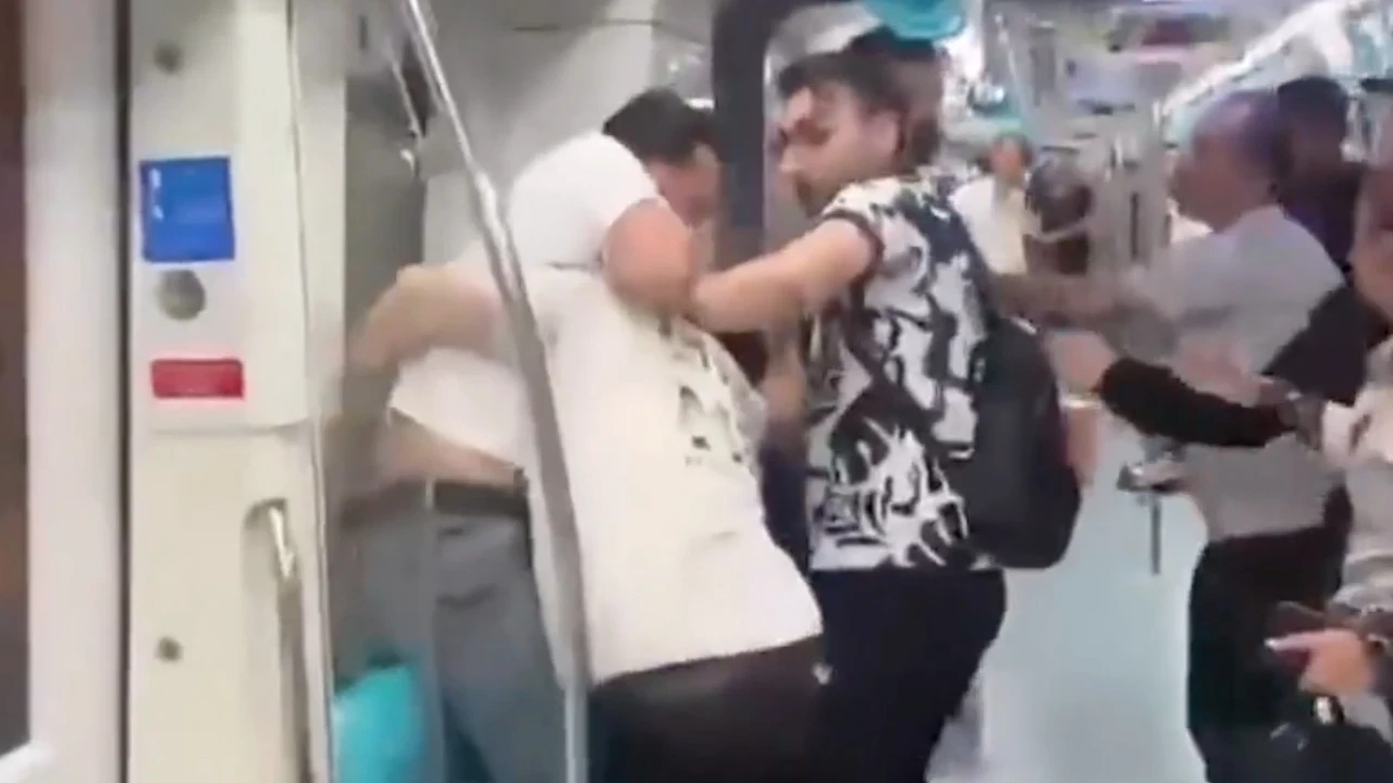 Marmaray'da tekme ve yumruklu kavga! Müdahale eden güvenlik görevlisi de saldırıya uğradı