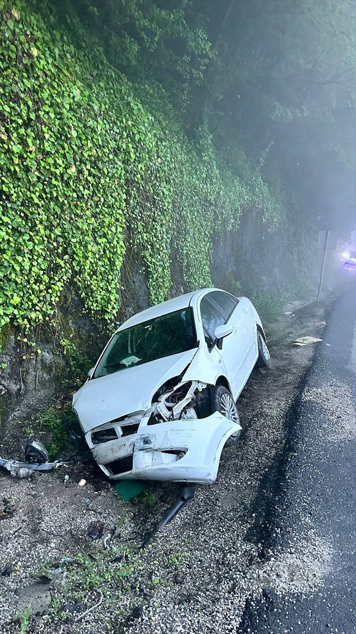 Bolu'da su kanalına düşen otomobildeki 3 kişi yaralandı
