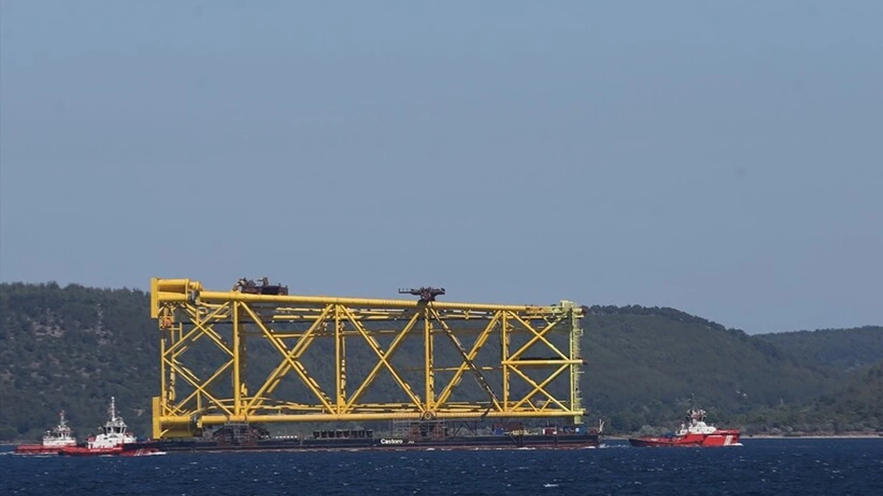 Doğal gaz boru hattı döşeme platformu Çanakkale Boğazı'ndan geçti