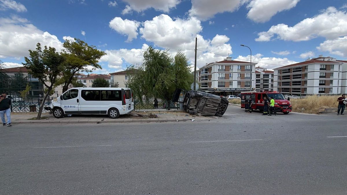 Minibüs ile otomobil çarpıştı; 8 yaralı