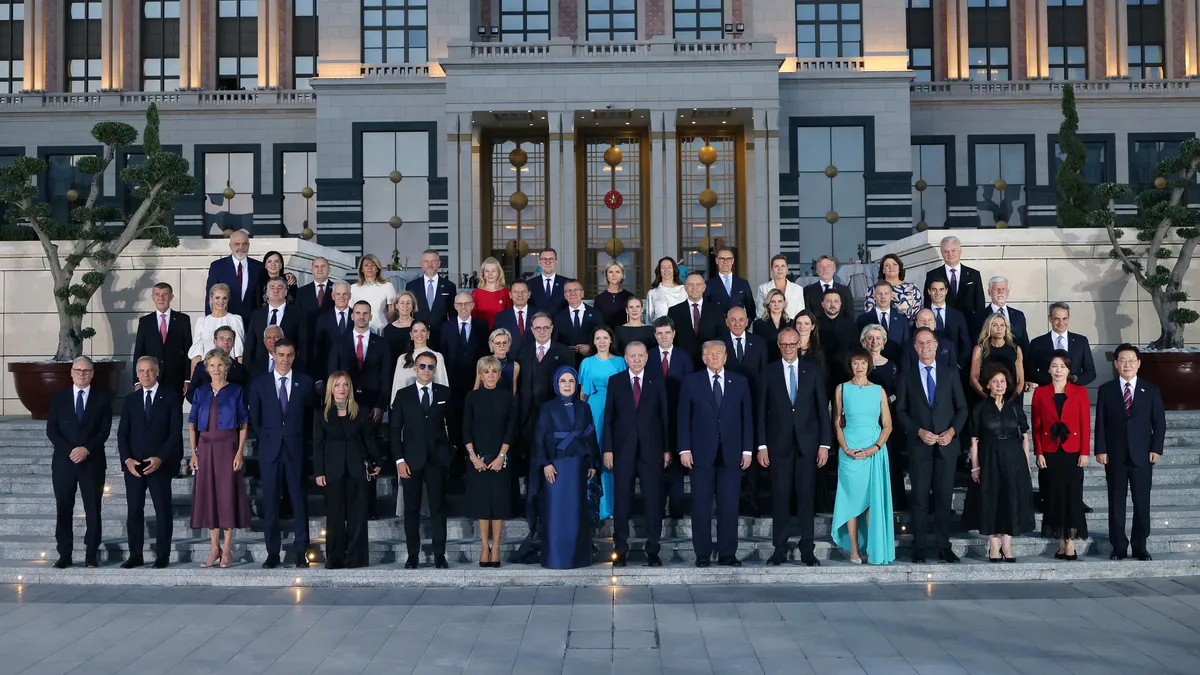Başkan Erdoğan ve Emine Erdoğan'dan NATO liderleri onuruna özel davet: Ankara'da tarihi aile fotoğrafı