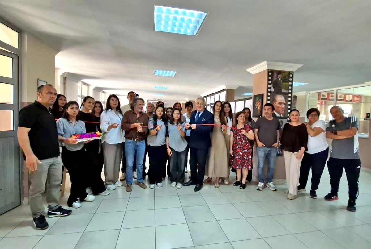 Çeşme Atatürk Anadolu Lisesi'nden "Renklerin Fısıltısı" resim sergisi