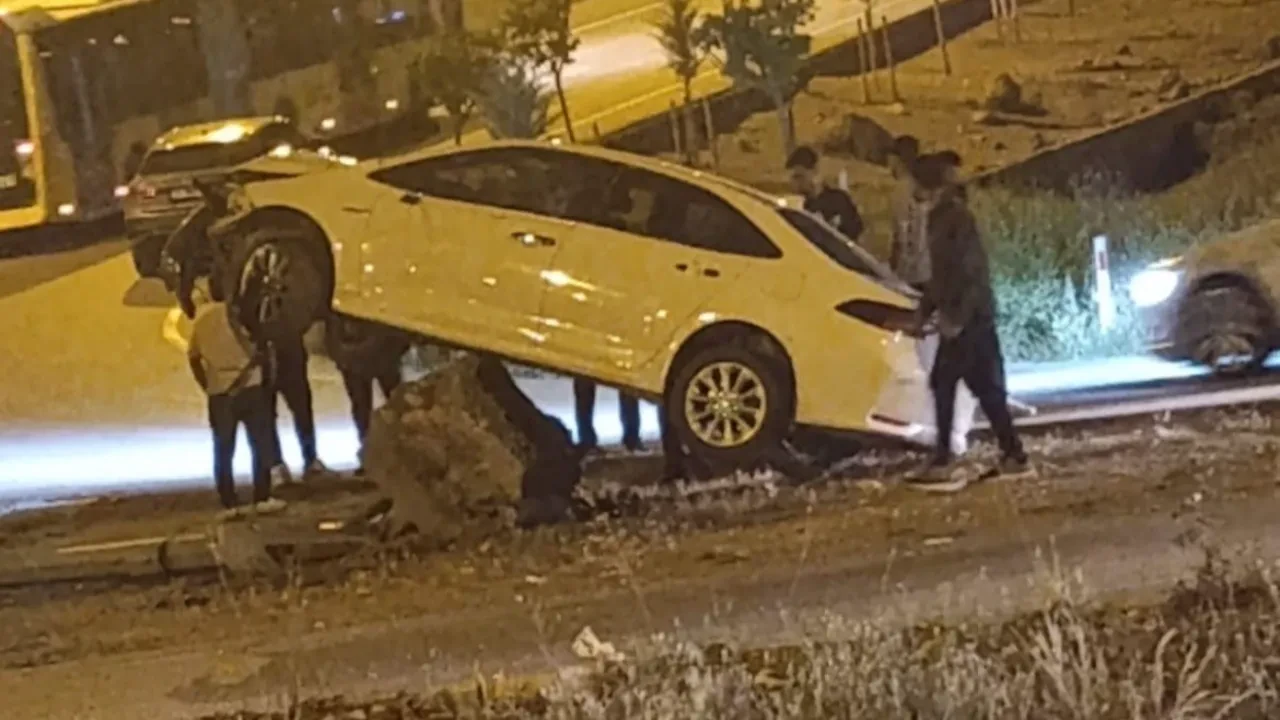 Otomobil beton blokta asılı kaldı: Sürücünün zor anları görüntülendi