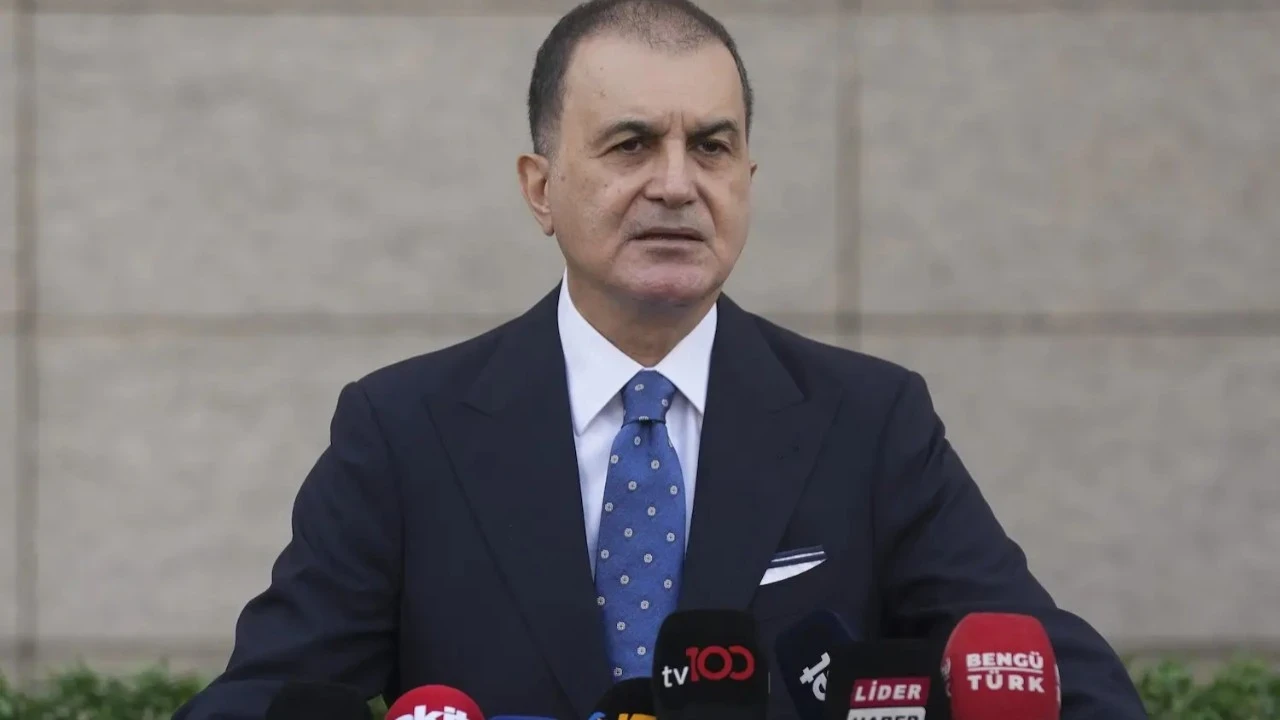 Yeditepe Üniversitesi'nde ayet yazılı pankartın kapatılmasına Ömer Çelik'ten tepki: Büyük bir utanç!