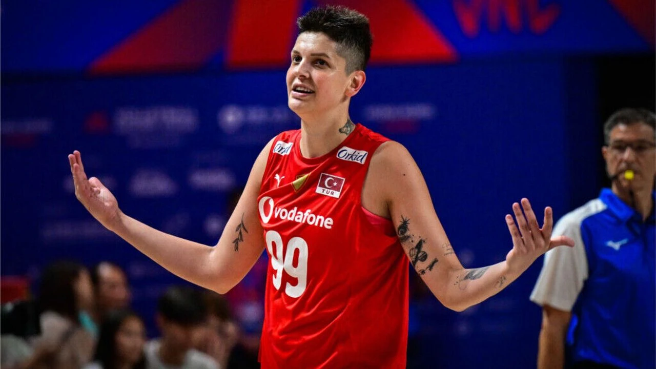 Milli Voleybolcu Ebrar Karakurt'tan kötü haber