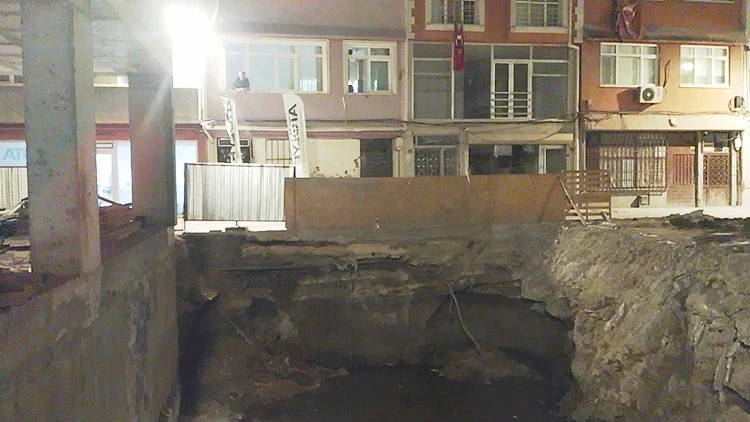 Silivri'de inşaat temelinde toprak kaydı! çökme riskine karşı sokak kapatıldı