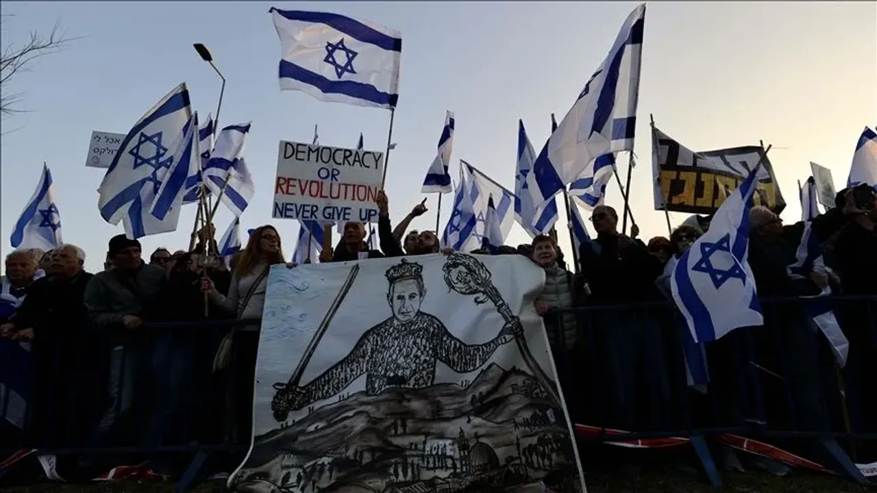Binlerce İsrailli Netanyahu hükümetine karşı sokağa döküldü