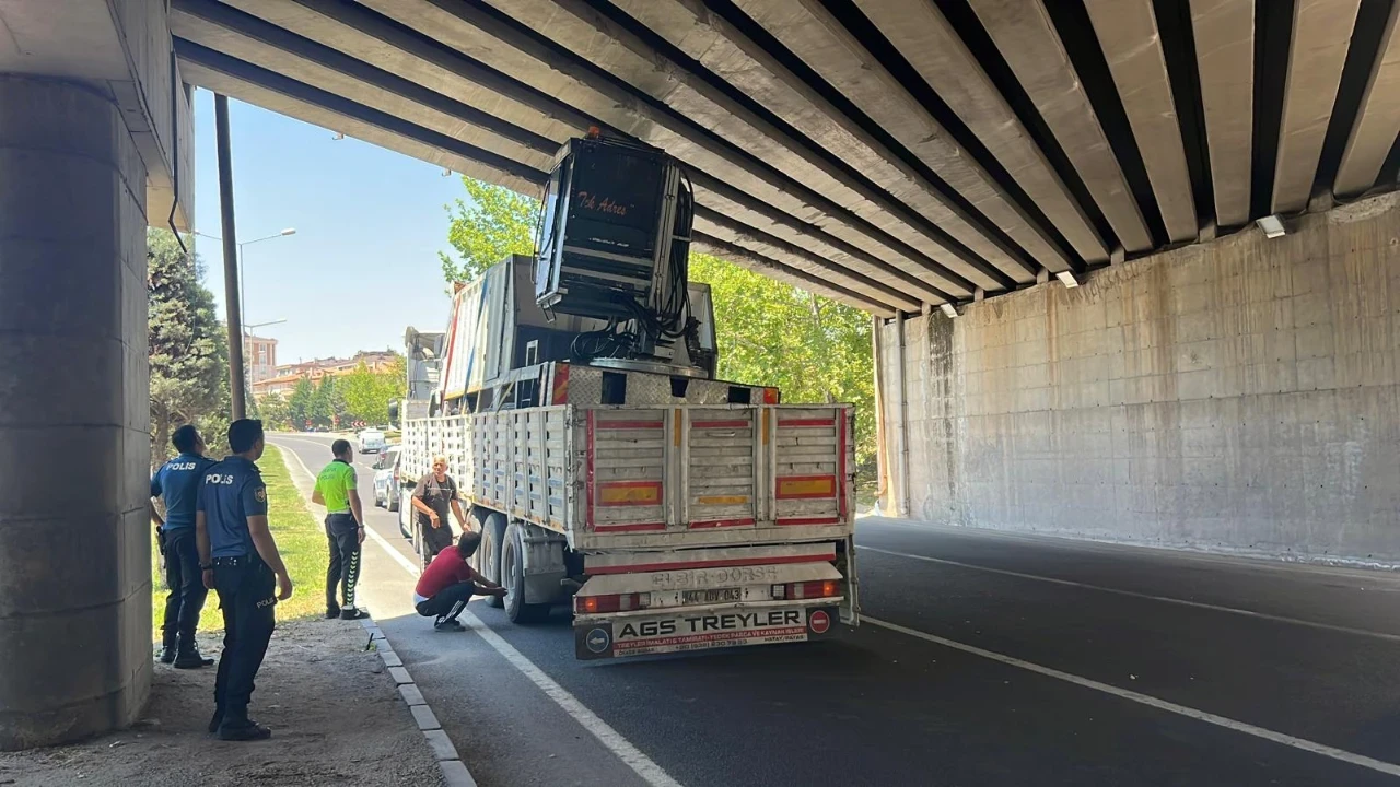 Köprüye sıkışan TIR trafiği felç etti