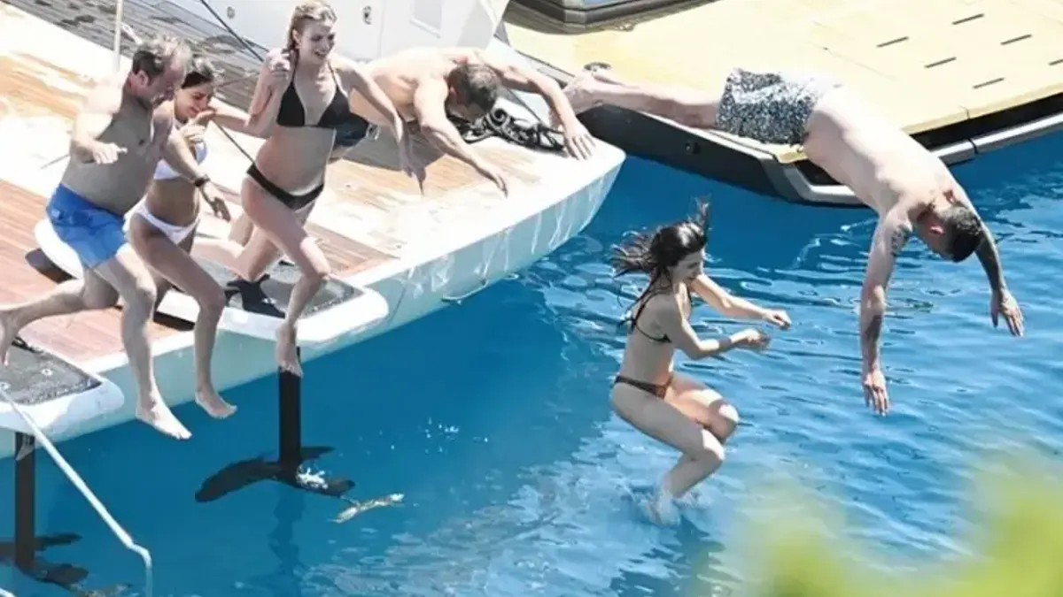Bodrum’da Tekne Keyfi! Yasemin-İdo Tatlıses ve Zehra Çilingiroğlu Aynı Güvertede Buluştu