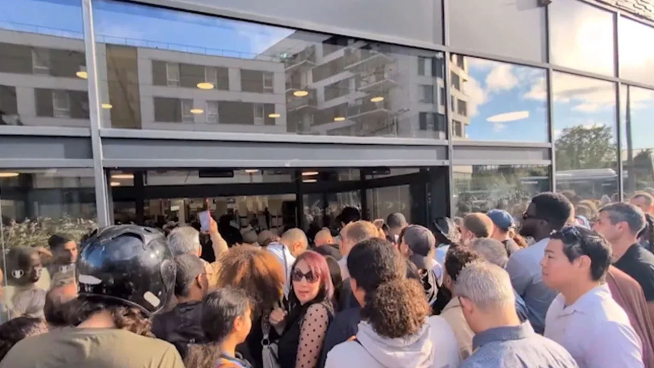 Klima ve vantilatör almak isteyenler izdihama neden oldu! Ülke kavurucu sıcaklara teslim