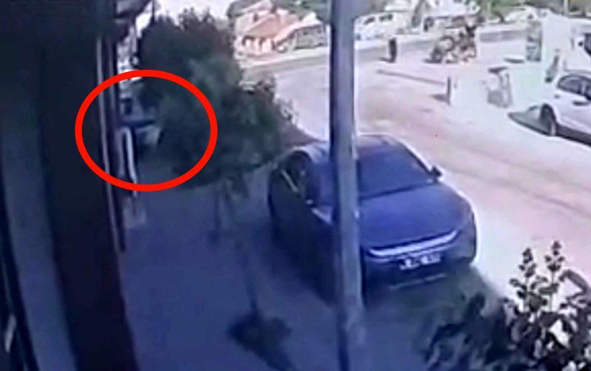 Ehliyetsiz gencin kullandığı otomobil motosiklet mağazasına daldı: 2,3 milyonluk zarar meydana geldi