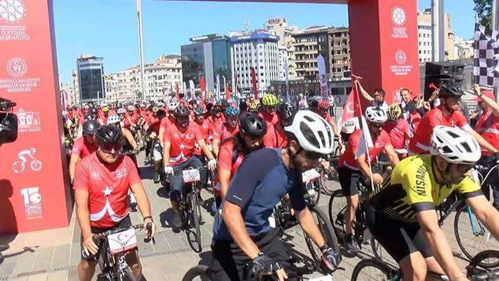 İstanbul'da 15 Temmuz şehitleri için bisiklet turu düzenlendi