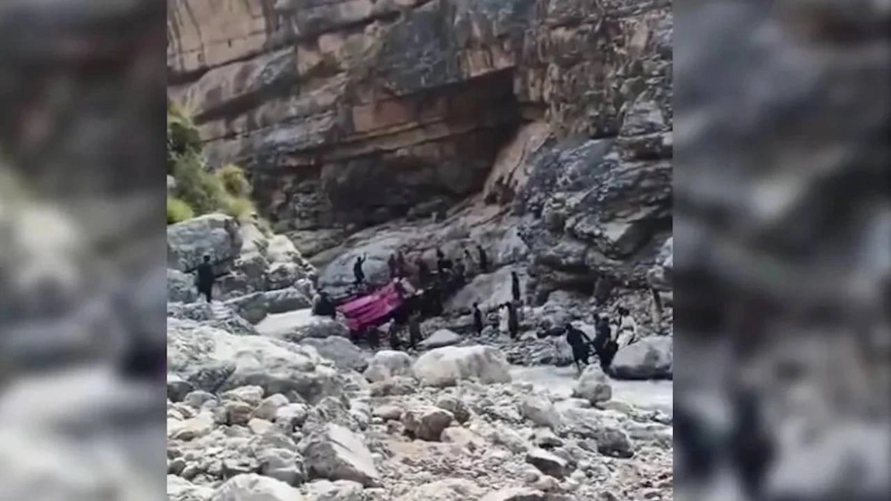 Yolcu otobüsü uçuruma devrildi: 40 ölü, 8 yaralı