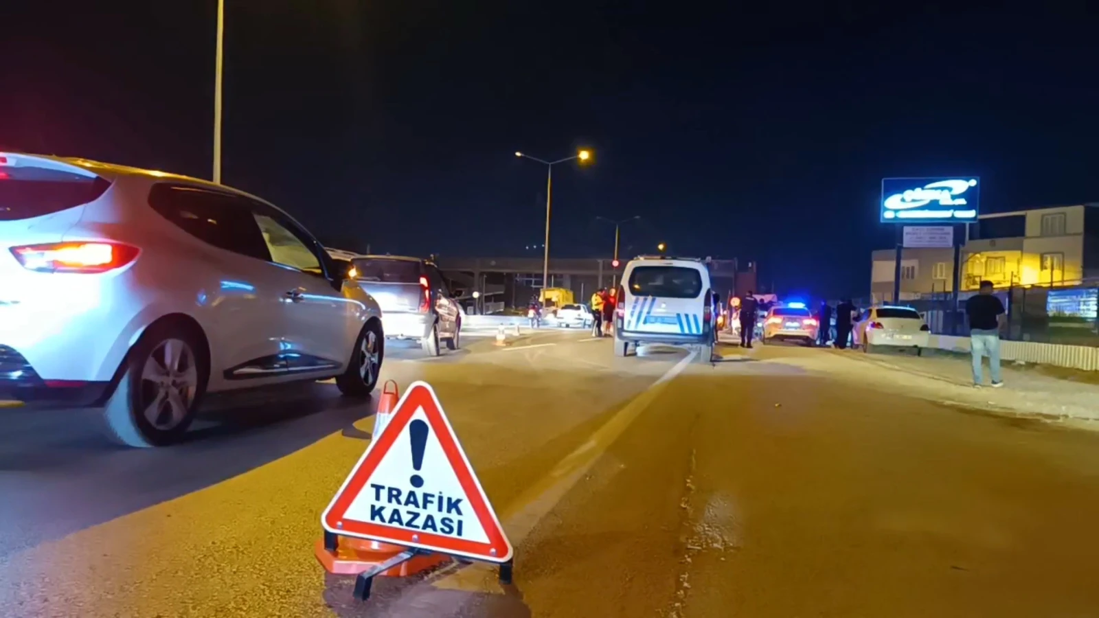 Bursa'da servis midibüsü ile otomobil çarpıştı: 6 yaralı