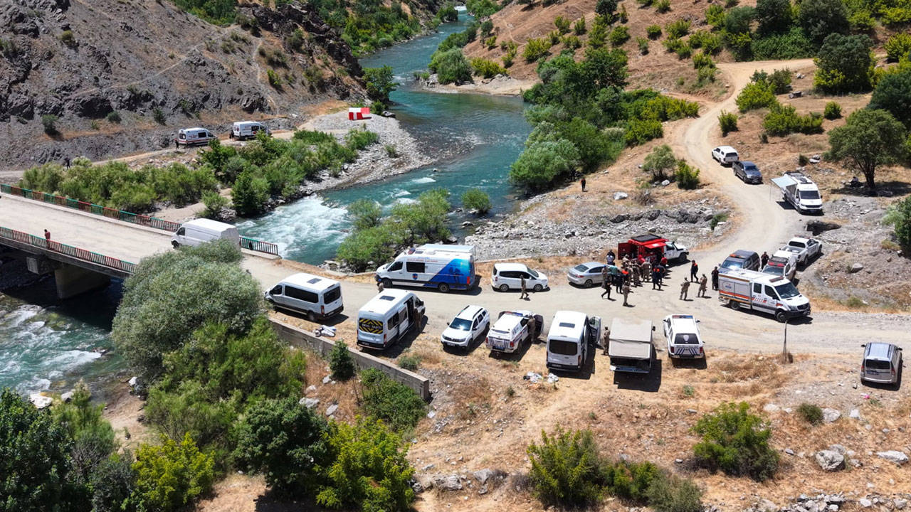 Bingöl'de çayda akıntıya kapılan kişiyi arama çalışmaları sürüyor