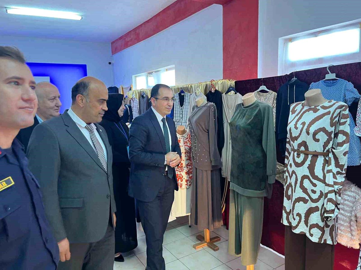 Tavşanlı'da kursiyerlerin el emeği ürünleri sergilendi