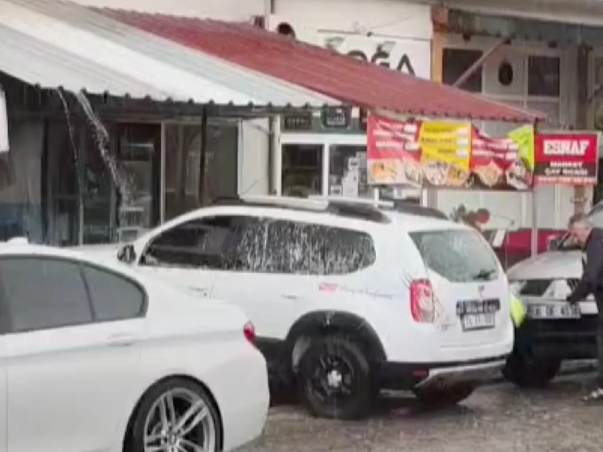 Ankara’da yağmuru fırsat bilen bir vatandaş arabasını yıkadı