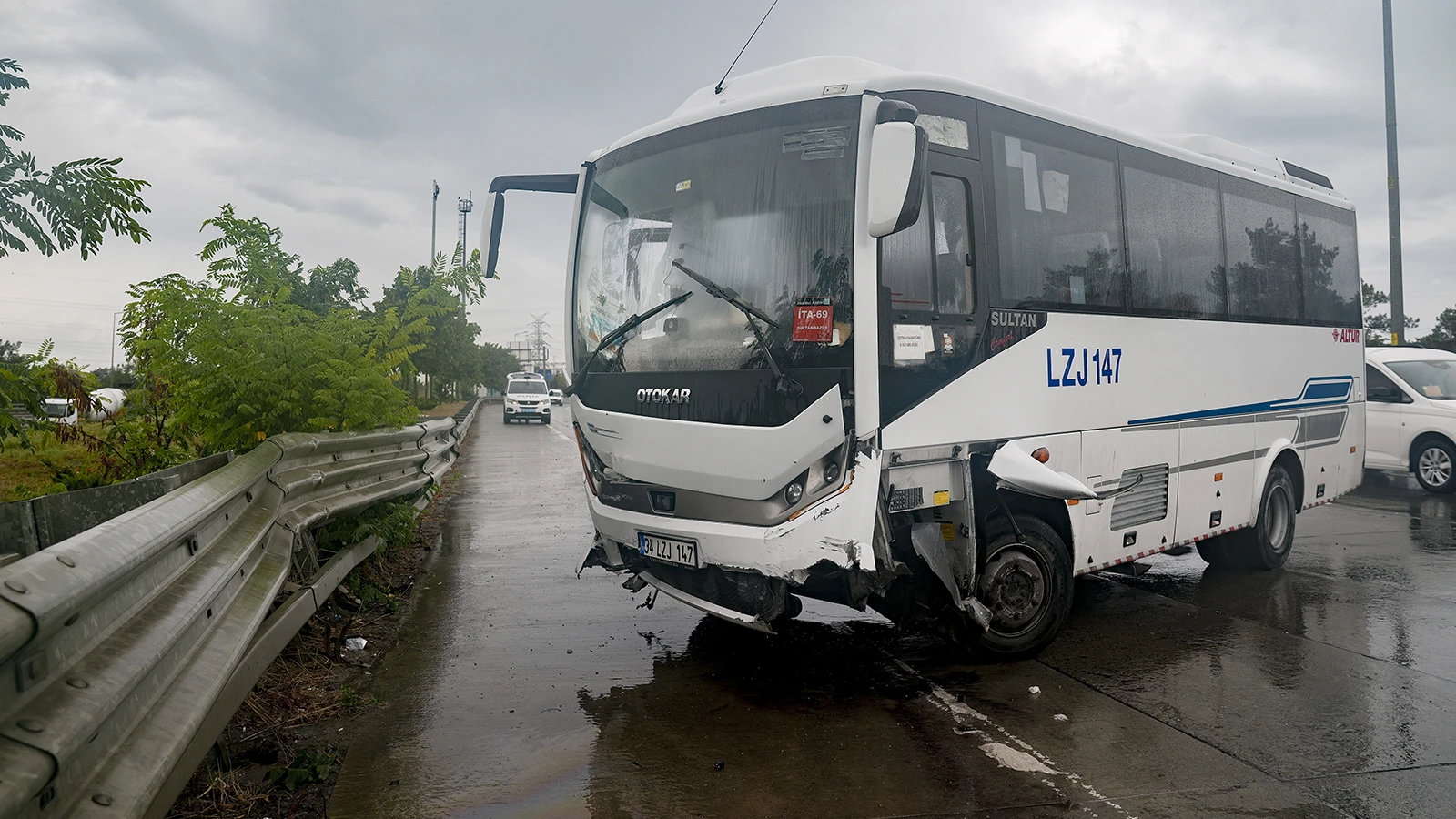 İstanbul'da sağanak kazaya neden oldu: 3 yaralı