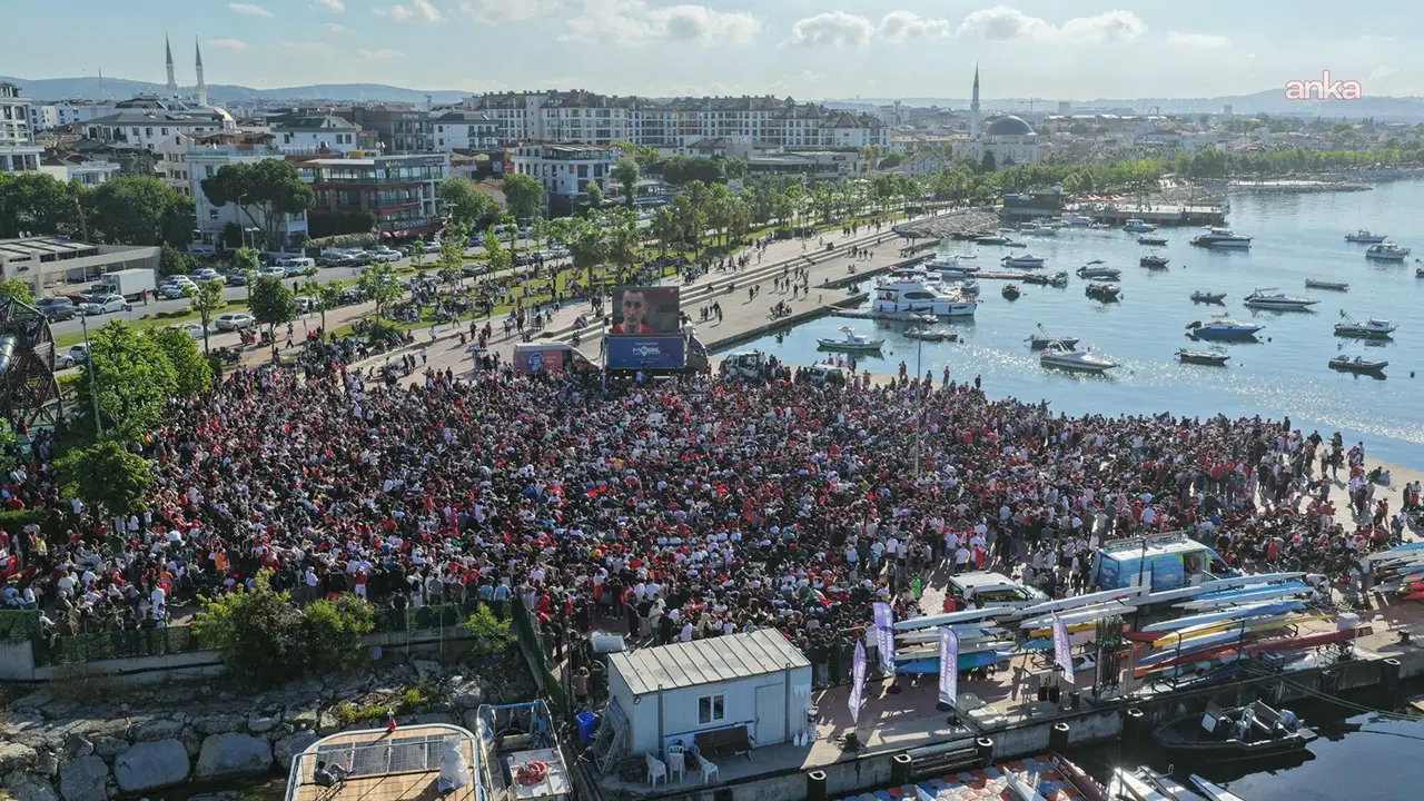 İstanbul'da meydan ve parklar milli maç heyecanıyla doldu taştı: Beşiktaş, Bakırköy, Kadıköy, Maltepe, Tuzla, Ataşehir...