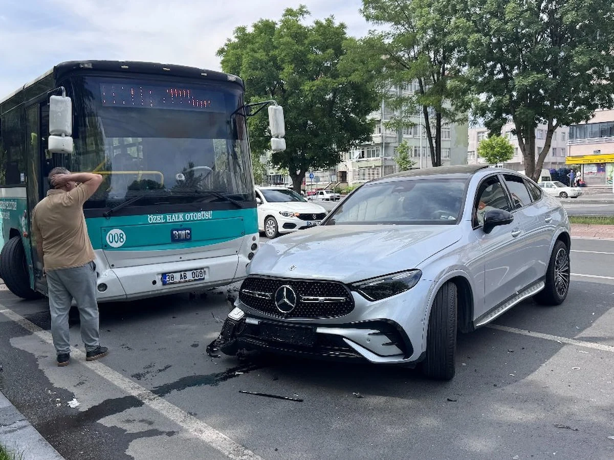 Kayseri'de otomobil halk otobüsü ile çarpıştı: 1 yaralı