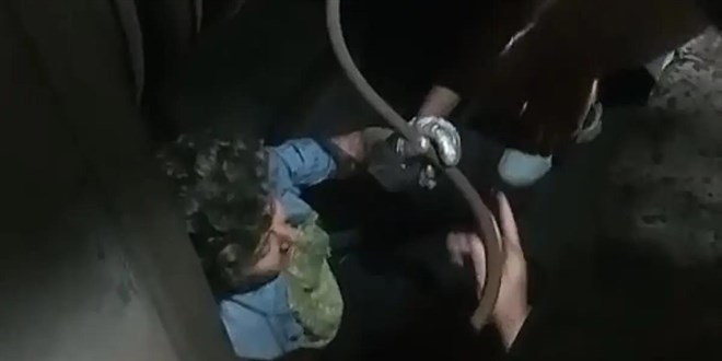 Marmaray'da panik. Raylara oturan kadın trenin altında sıkıştı